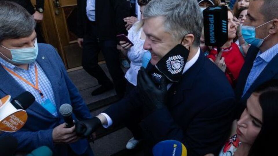 Новиков отметил, что только генпрокурор уполномочен вручить подозрение Порошенко