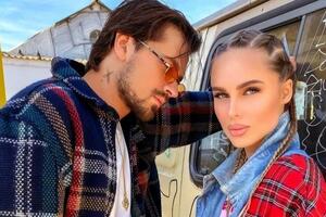 У ролику Марвін і співачка Hanna зіграли закоханих