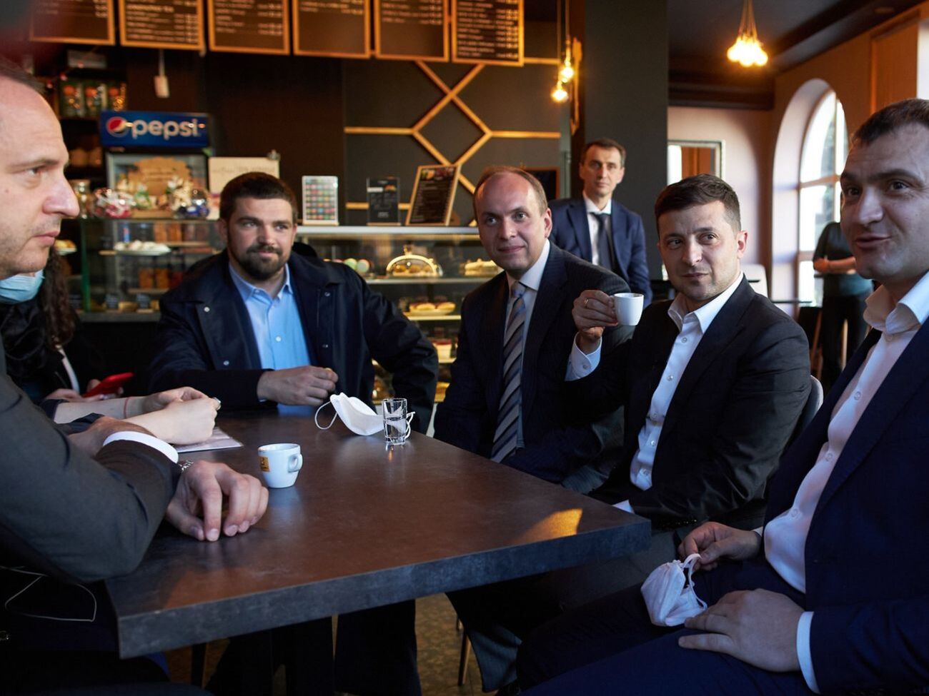 В кафе Зеленский и сопровождающие сидели 3 июня