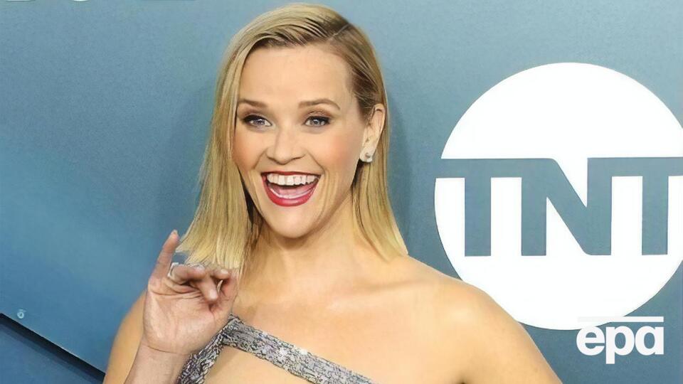 Учителі чекають від Візерспун на компенсацію за неподаровані сукні