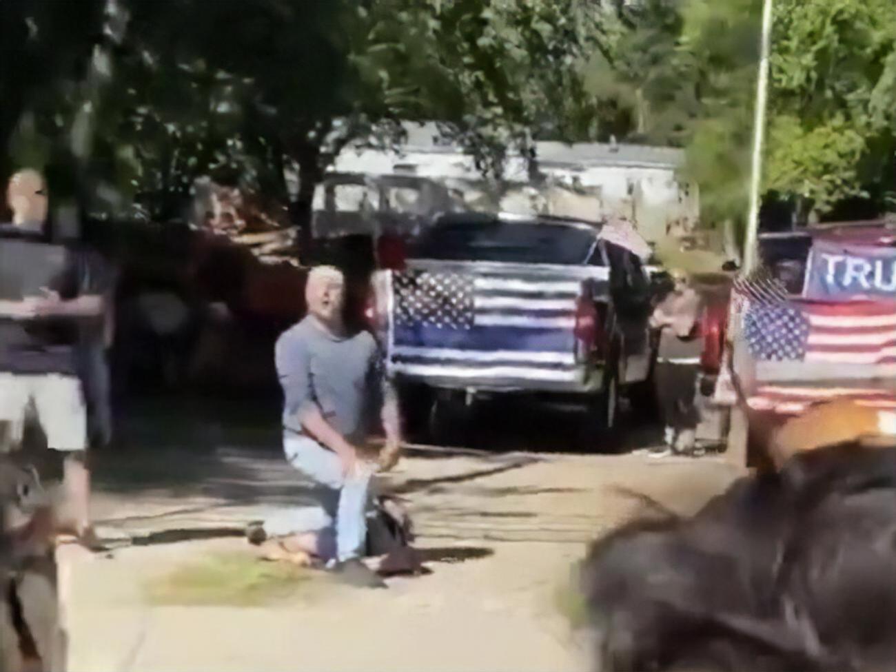 Рядом с братьями стояли еще двое мужчин, один из которых снимал происходящее на мобильный телефон