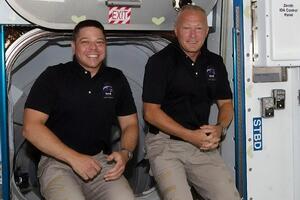 Бенкен (слева) и Херли еще около двух месяцев пробудут на МКС