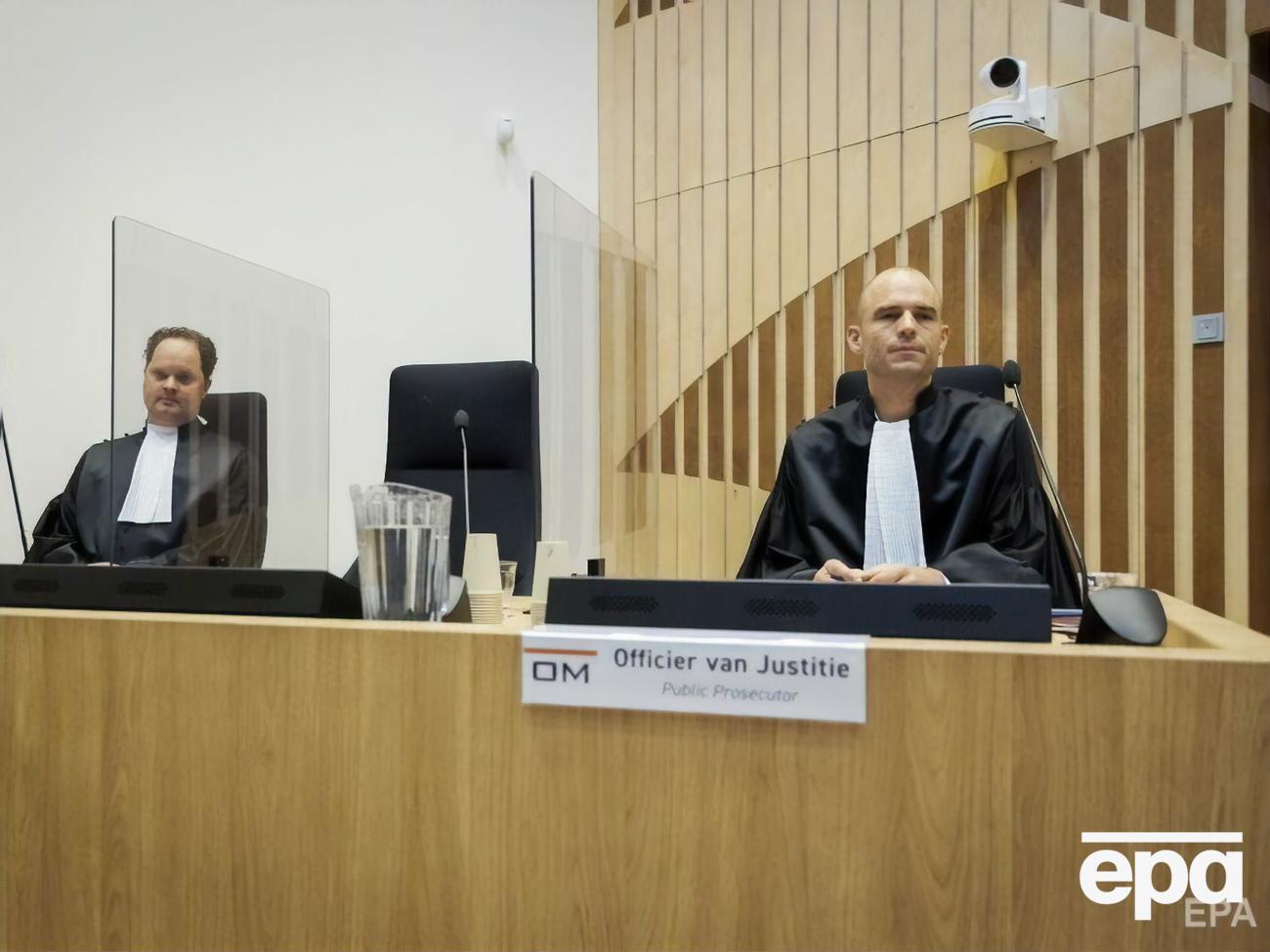 Фердинандуссе (справа) рассказал, что следствие нашло доказательства участия РФ в конфликте на Донбассе