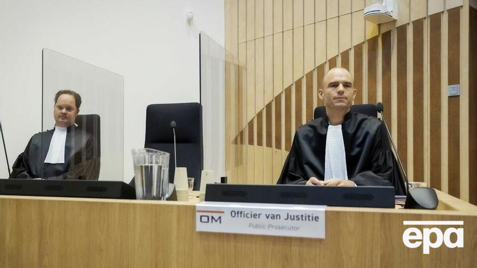 Фердинандуссе (справа) рассказал, что следствие нашло доказательства участия РФ в конфликте на Донбассе