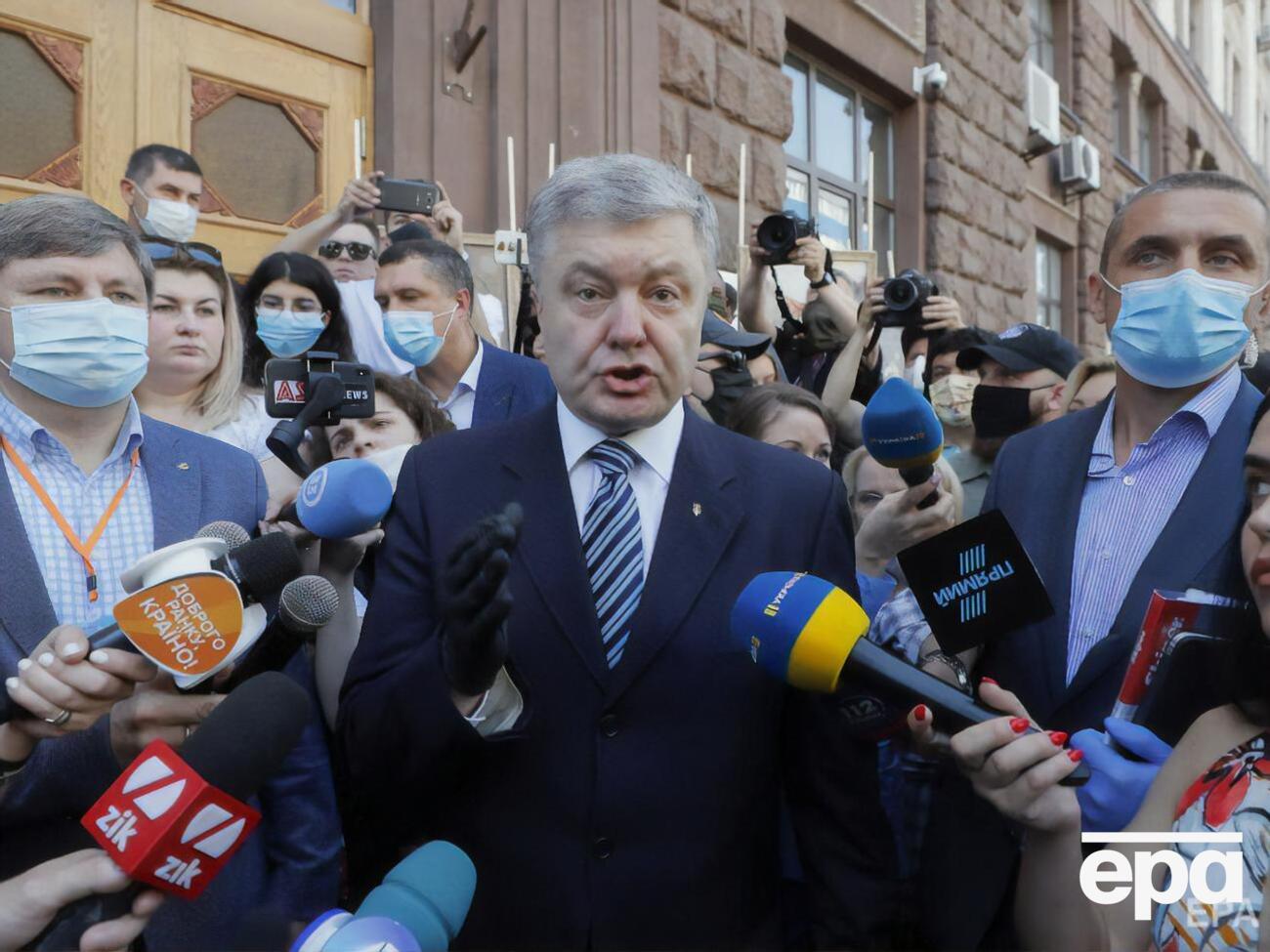 10 червня Петрові Порошенку, за версією ДБР, вручили першу офіційну підозру. Захист наполягає, що підозру не було оголошено належно