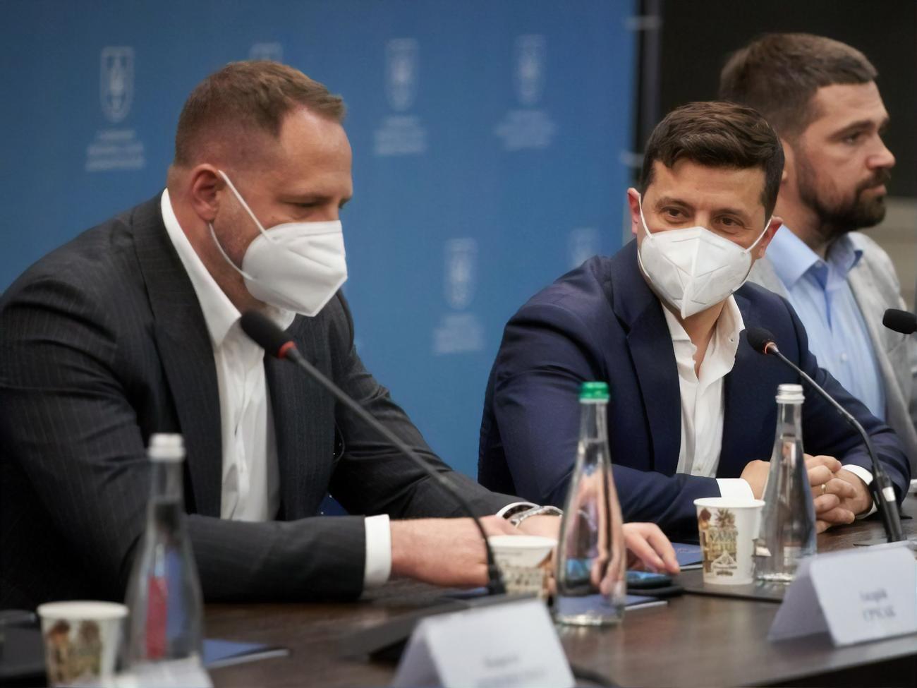 Зеленский сказал, что доверяет Ермаку (на фото слева), которого в феврале назначил руководителем Офиса президента