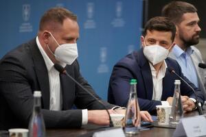 Зеленский сказал, что доверяет Ермаку (на фото слева), которого в феврале назначил руководителем Офиса президента