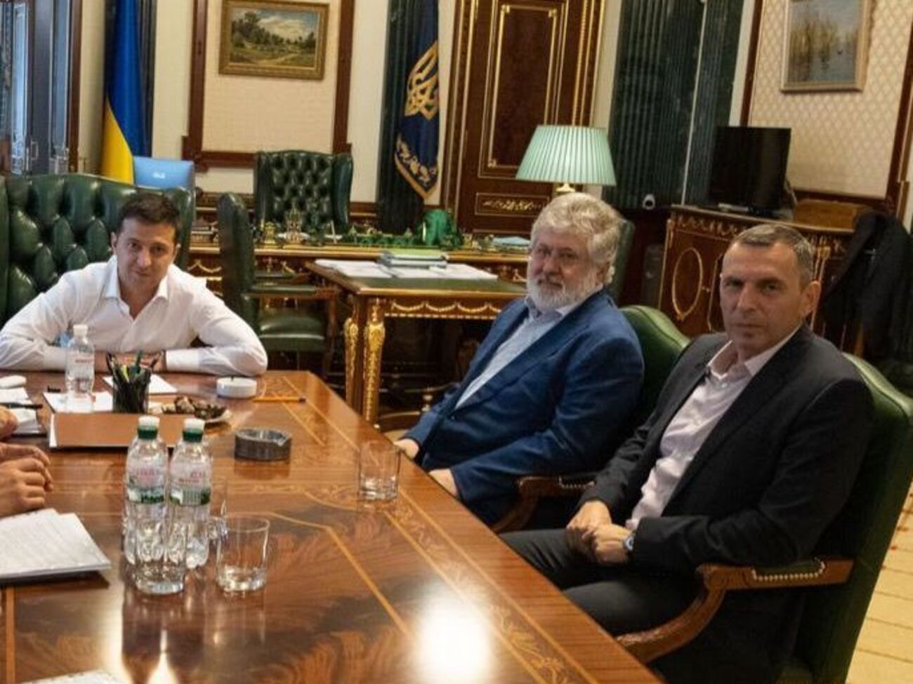 У вересні 2019 року Зеленський (ліворуч) і Коломойський (у центрі) провели зустріч, про що Офіс президента повідомив офіційно
