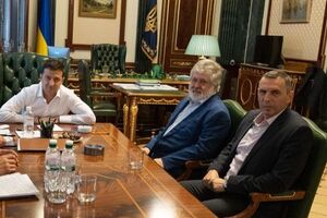 В сентябре 2019 года Зеленский (слева) и Коломойский (в центре) провели встречу, о чем Офис президента сообщил официально