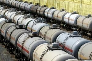 Украина вынуждена платить максимальные в Европе цены при закупке нефтепродуктов, а продукция украинских заводов реализуется по принципу импортного паритета, отметили в Ассоциации