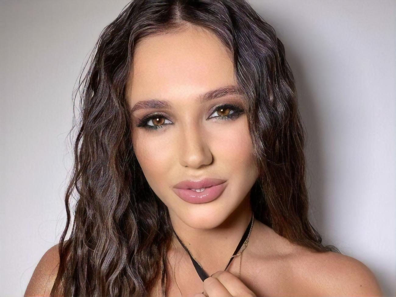 Ульянова продемонстрировала физическую подготовку, находясь в лифте