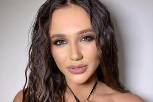 Ульянова продемонстрировала физическую подготовку, находясь в лифте