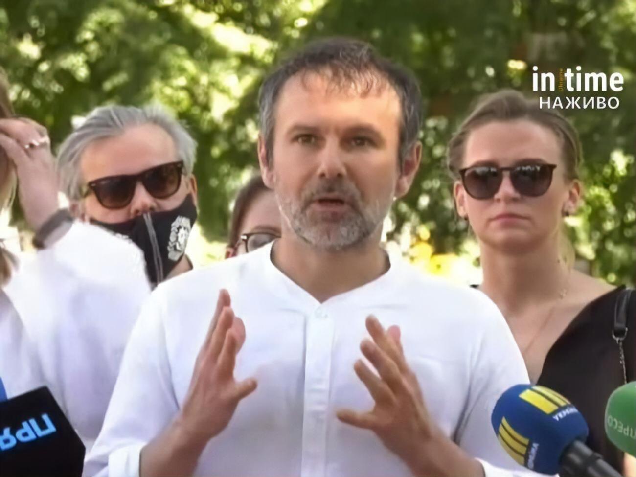 Вакарчук объявил о сложении депутатского мандата