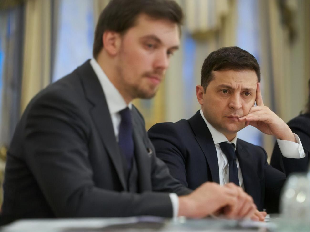 По мнению Зеленского, Гончарук (на переднем плане) перед отставкой&nbsp;провел с кем-то консультации,&nbsp;"потому что вернулся с противоположным мнением"