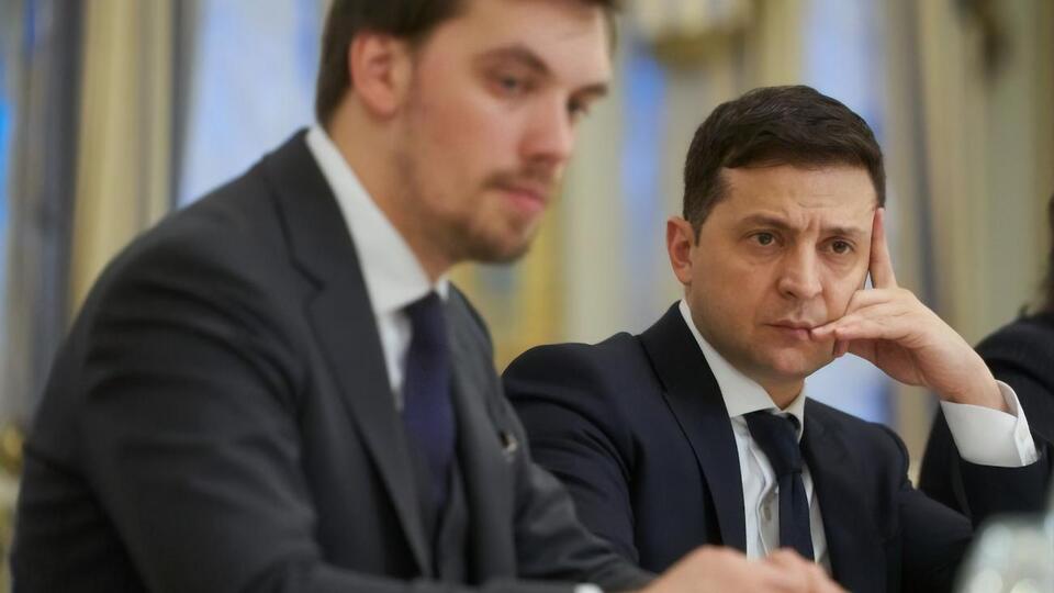 На думку Зеленського, Гончарук (на передньому плані) перед відставкою провів із кимось консультації, "тому що повернувся із протилежною думкою"