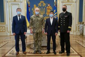 Неижпапа (крайний справа) ранее занимал должность заместителя командующего ВМС по боевой подготовке