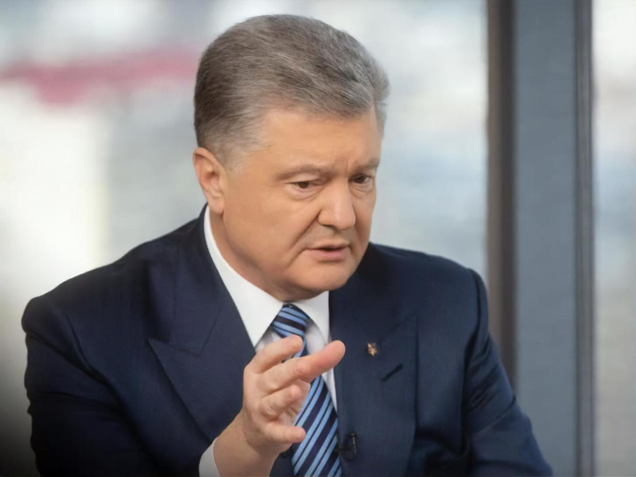 Порошенко: Як важко&nbsp;&ndash;&nbsp;наша команда завжди готова підставити плече, бо ми дуже любимо Україну