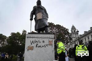 Протестующие разрисовали памятник Черчиллю