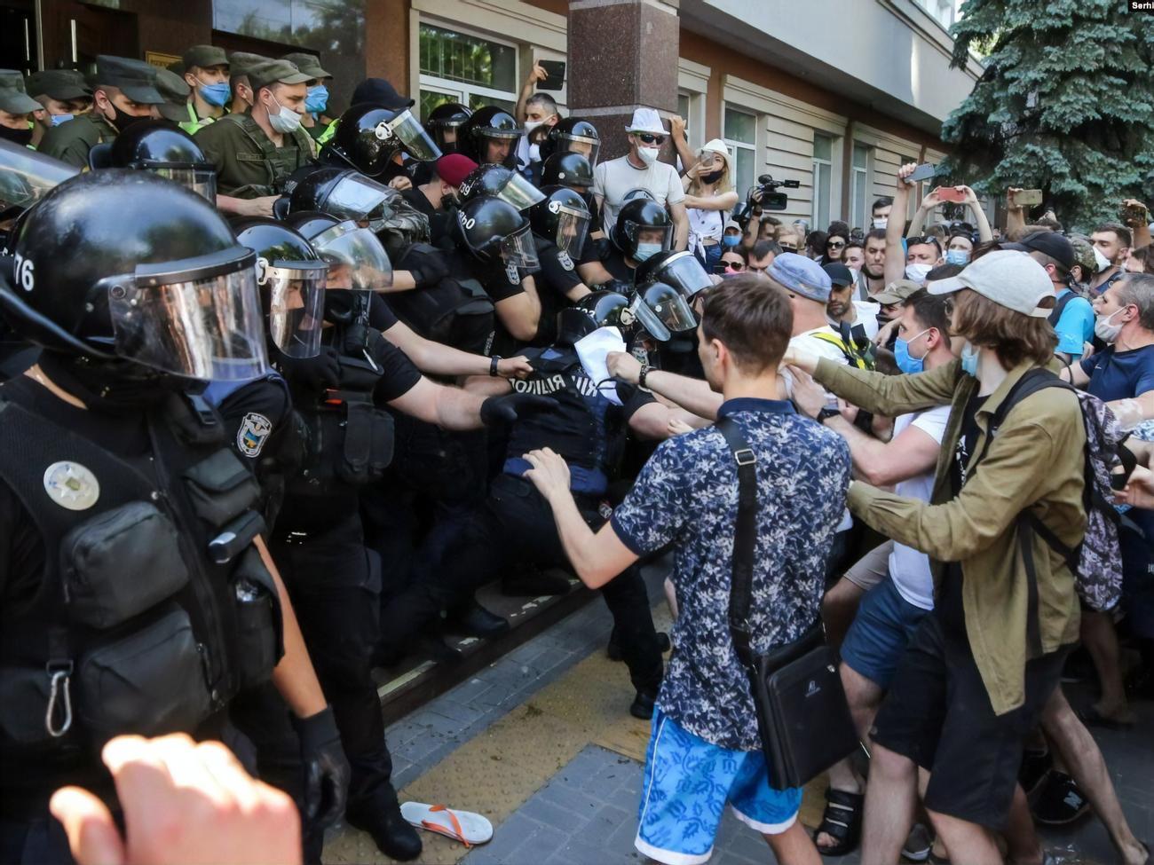 Под зданием Шевченковского райсуда в течение дня произошло несколько стычек