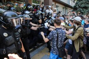 Под зданием Шевченковского райсуда в течение дня произошло несколько стычек