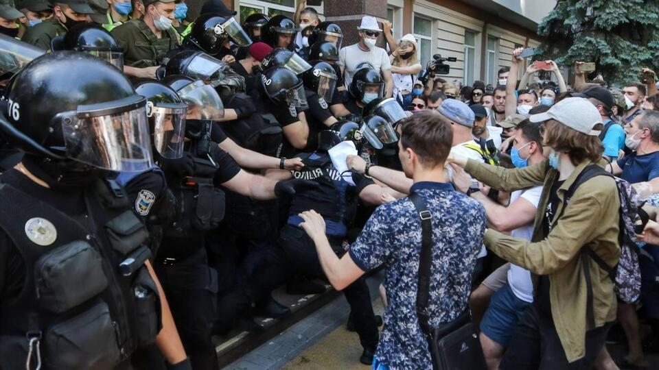 Под зданием Шевченковского райсуда в течение дня произошло несколько стычек