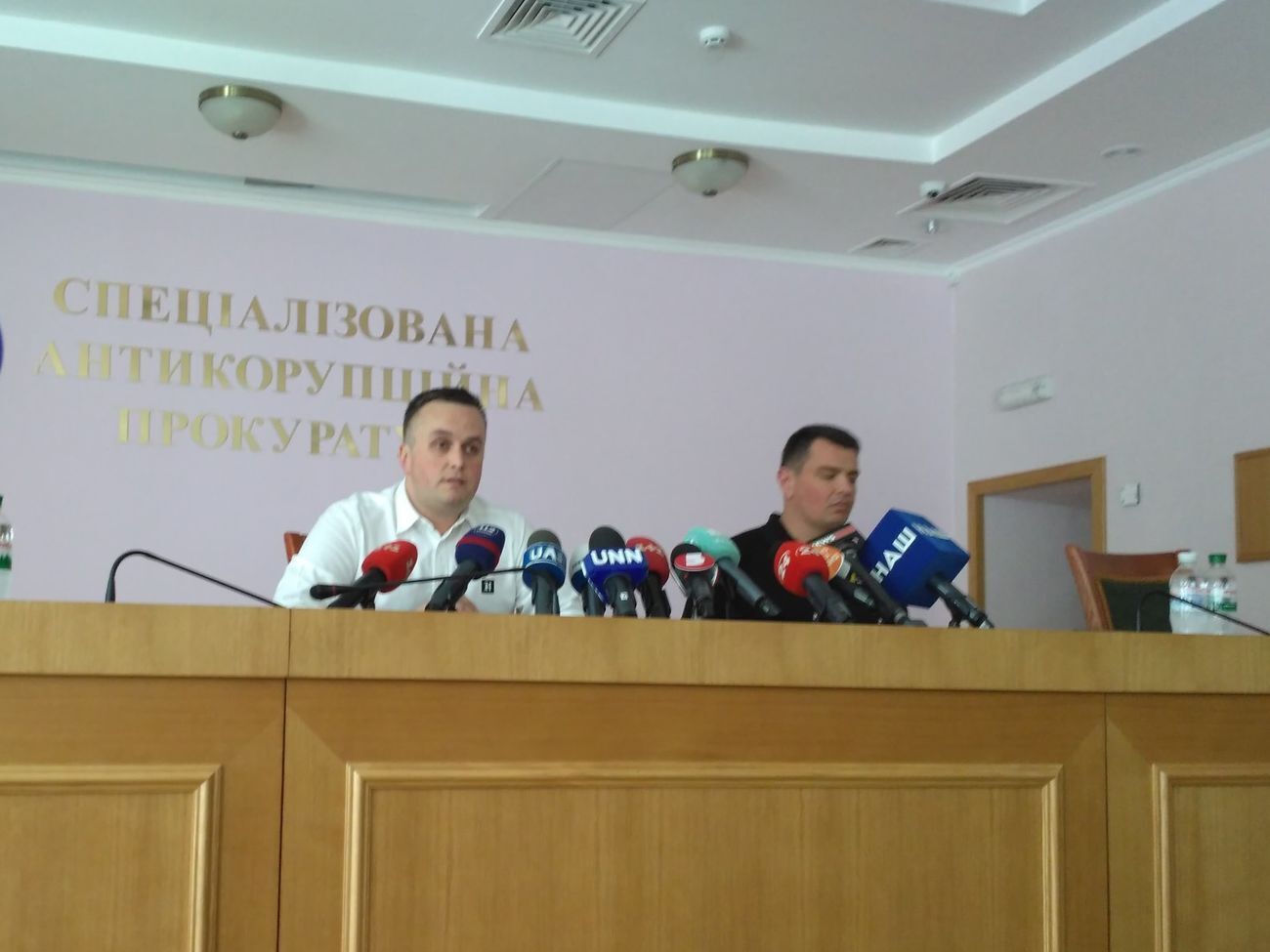 САП будет просить арестовать одного подозреваемого и назначить залог двум другим