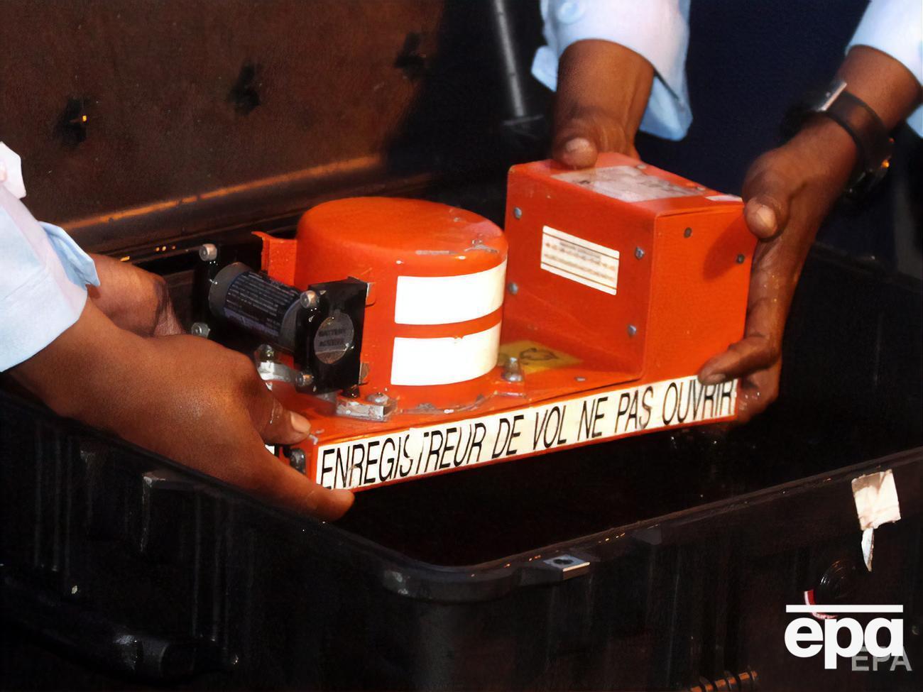 Современные самолеты оборудованы регистратором полетных данных и устройством записи переговоров в кабине пилотов (на снимке)