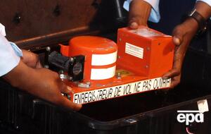 Современные самолеты оборудованы регистратором полетных данных и устройством записи переговоров в кабине пилотов (на снимке)