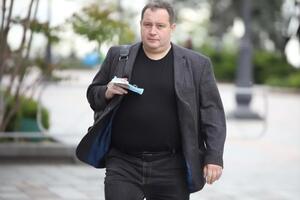 Перебийніс є членом комітету Ради з охорони здоров'я