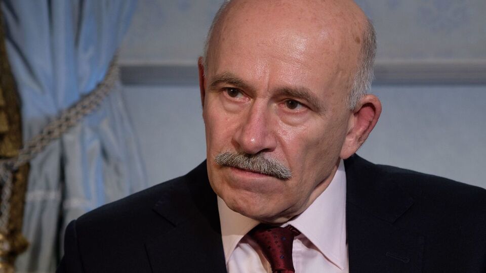 Палажченко: Время от времени Горбачев говорит: "Надо было отправить Ельцина послом в Бирму". Но это был бы уже не Горбачев. Он считал, что политические разногласия не повод для того, чтобы человека унижать