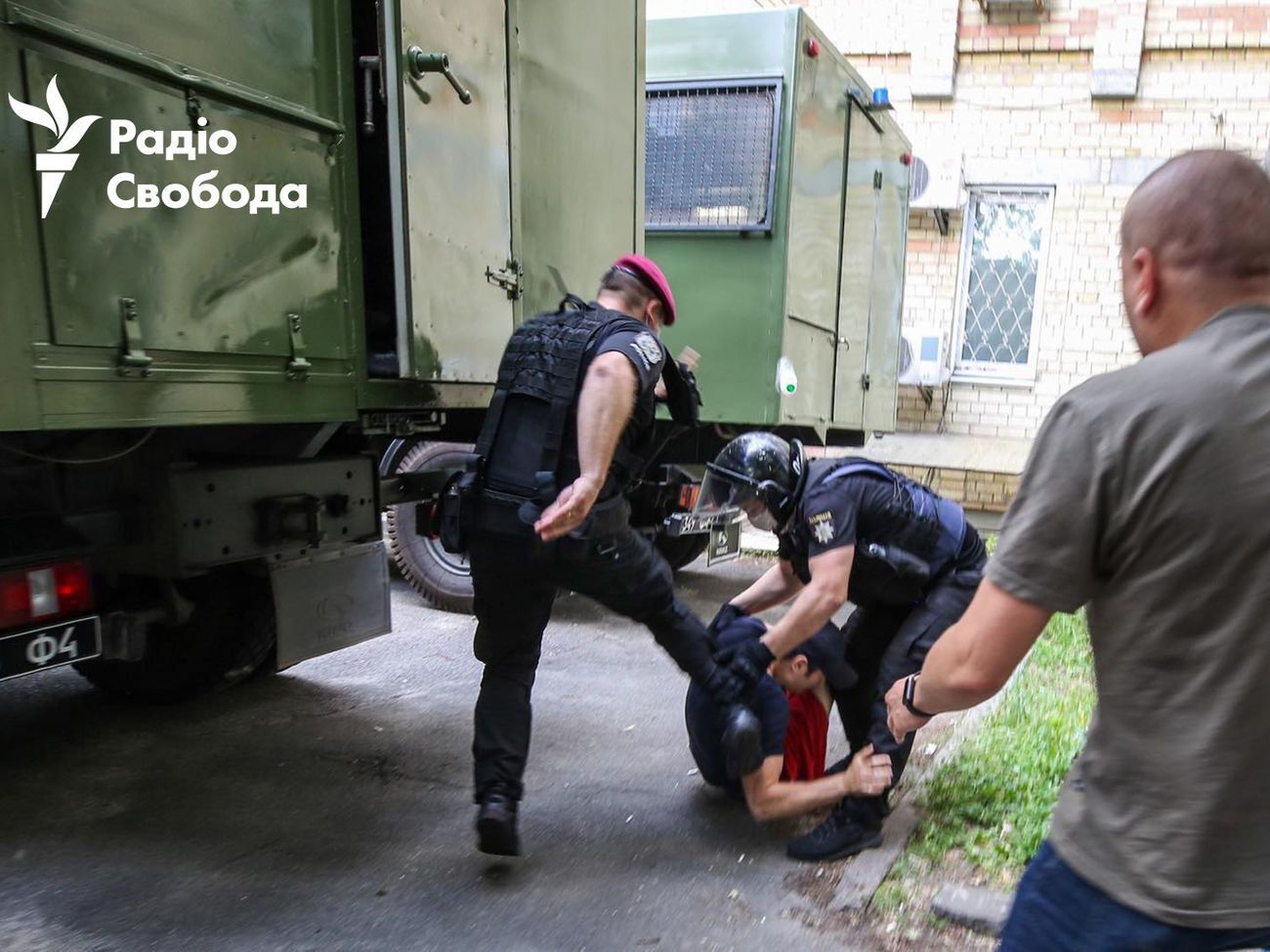 Полиция применяла против участников акции силу