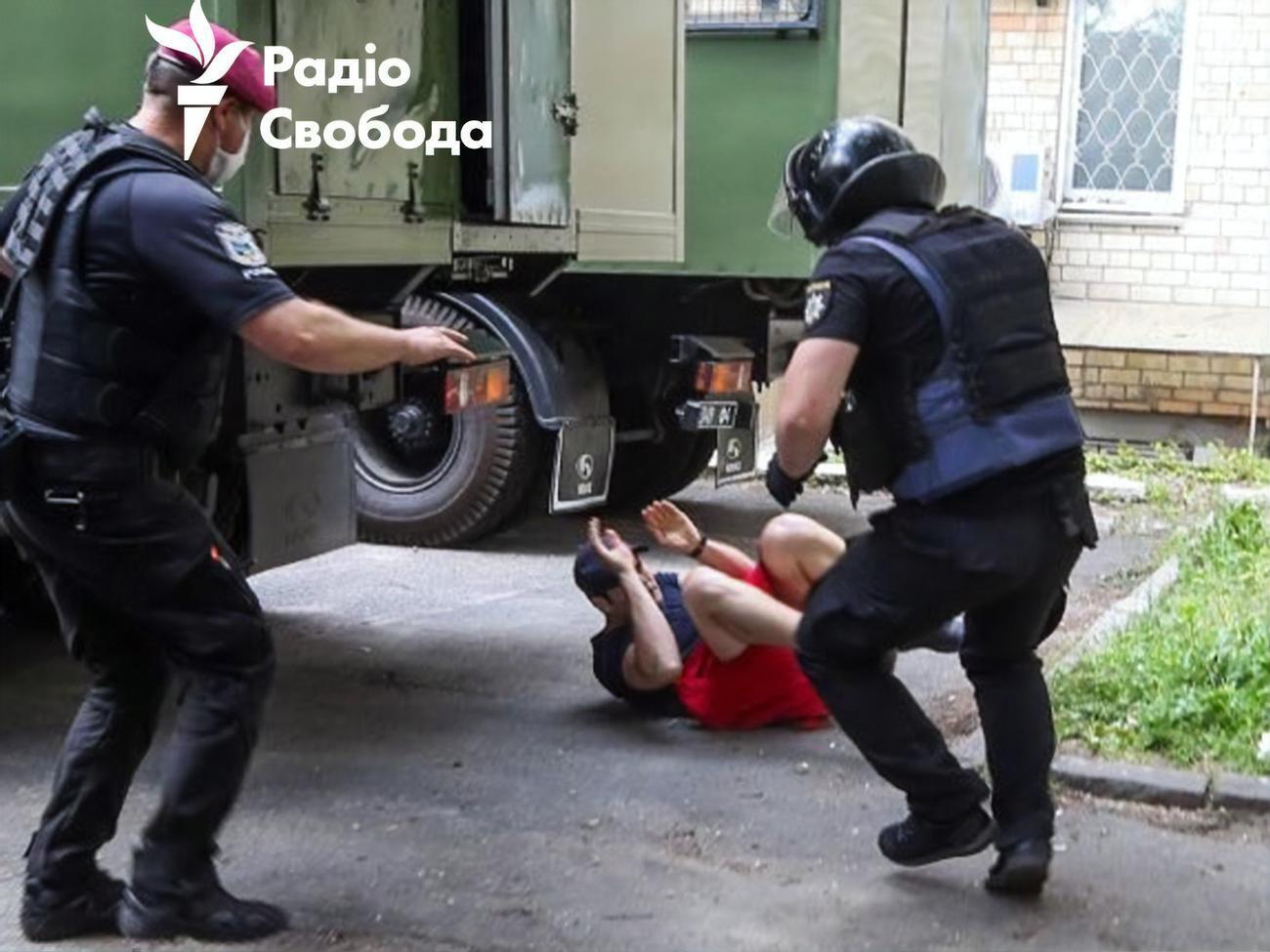 Пятерых участников акции в поддержку Стерненко задержали. Одного активиста правоохранители били ногами. Фоторепортаж