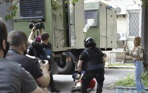 Журналисты зафиксировали момент, как полицейские применяли силу к Александру Кирьякову во время задержания