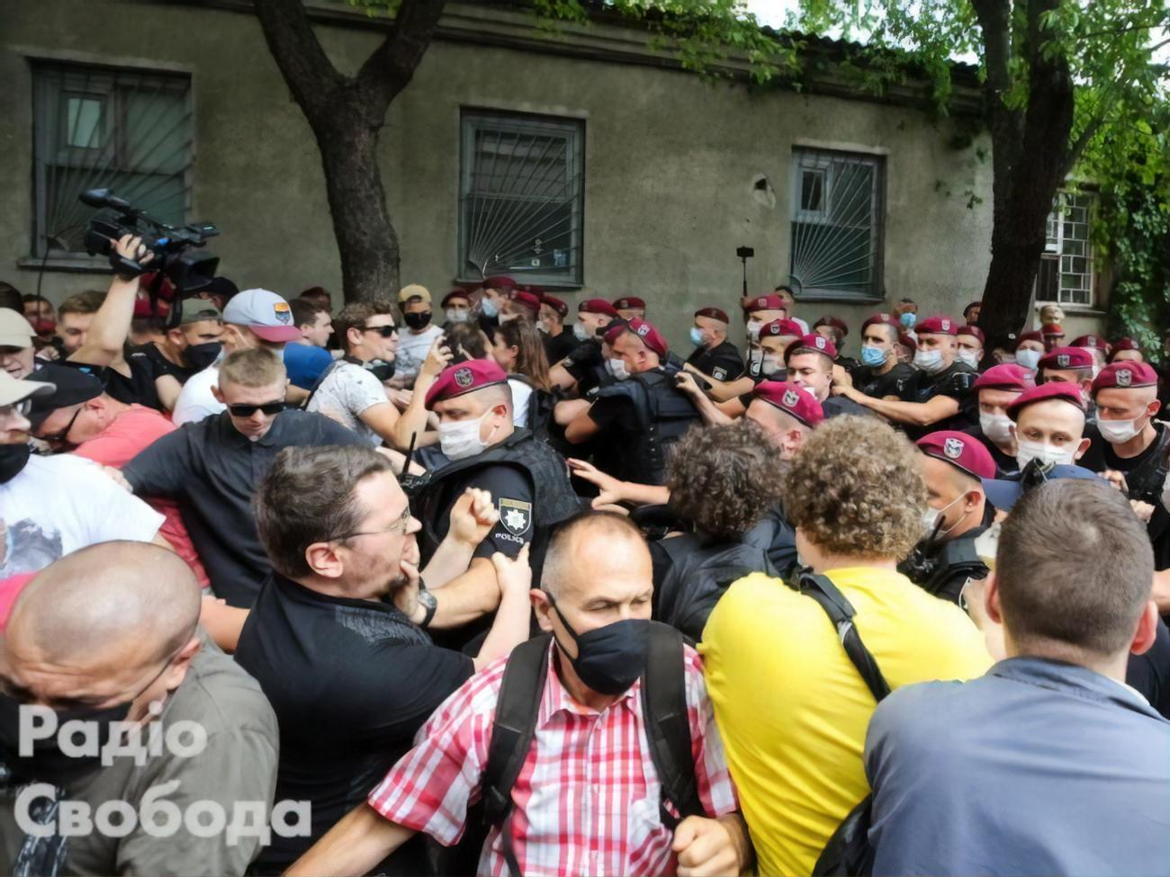 Біля будівлі Шевченківського райсуду, де обирали запобіжний захід Стерненку, сталися сутички активістів із поліцією