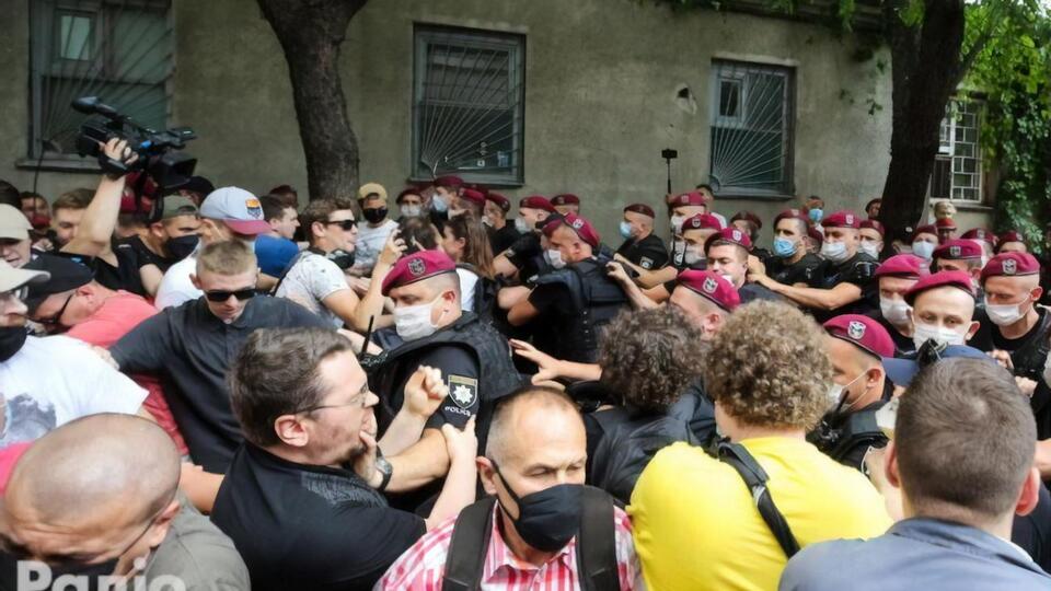 Біля будівлі Шевченківського райсуду, де обирали запобіжний захід Стерненку, сталися сутички активістів із поліцією