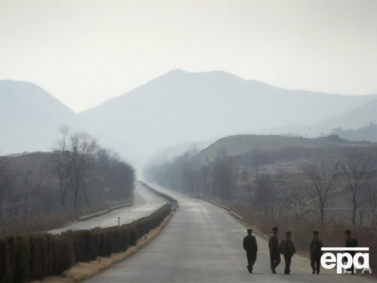 Демілітаризована зона розділяє Корейський півострів на дві приблизно рівні частини