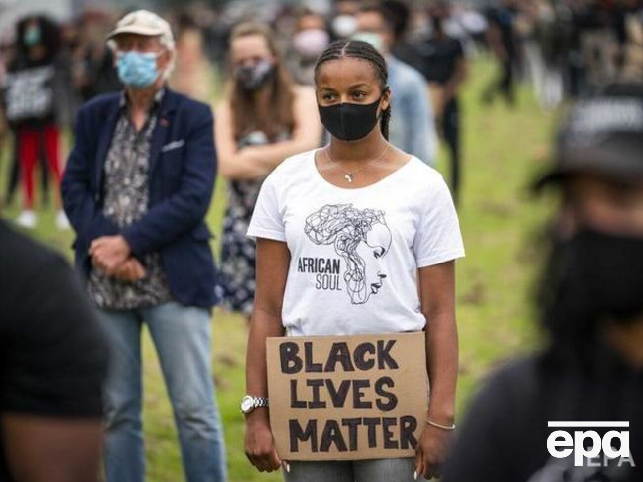 Фраза "Black Lives Matter" стала слоганом митингующих в США в связи со смертью афроамериканца Джорджа Флойда