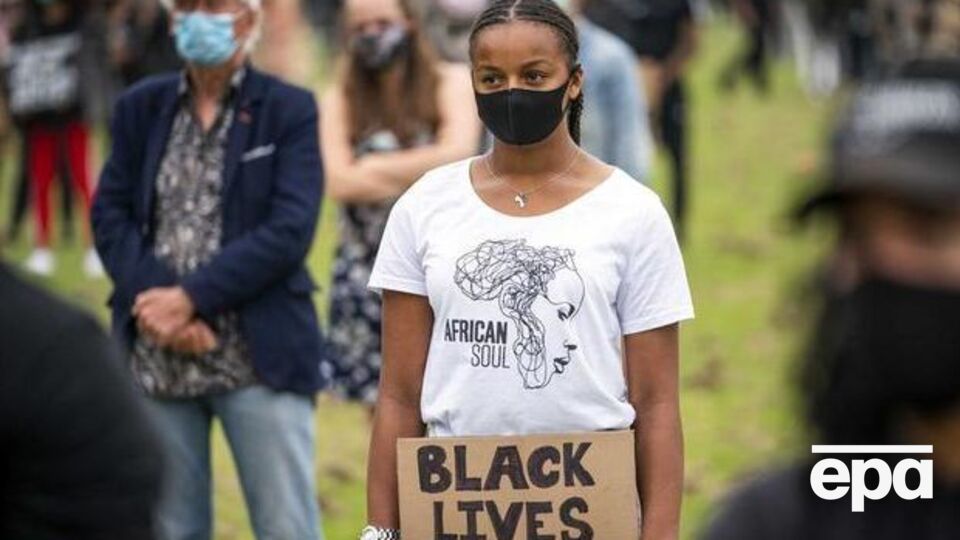 Фраза "Black Lives Matter" стала слоганом митингующих в США в связи со смертью афроамериканца Джорджа Флойда