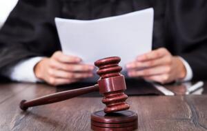 Позивач також просить визнати протиправною бездіяльність Мін'юсту у зв'язку з нібито порушенням ЦПК закону