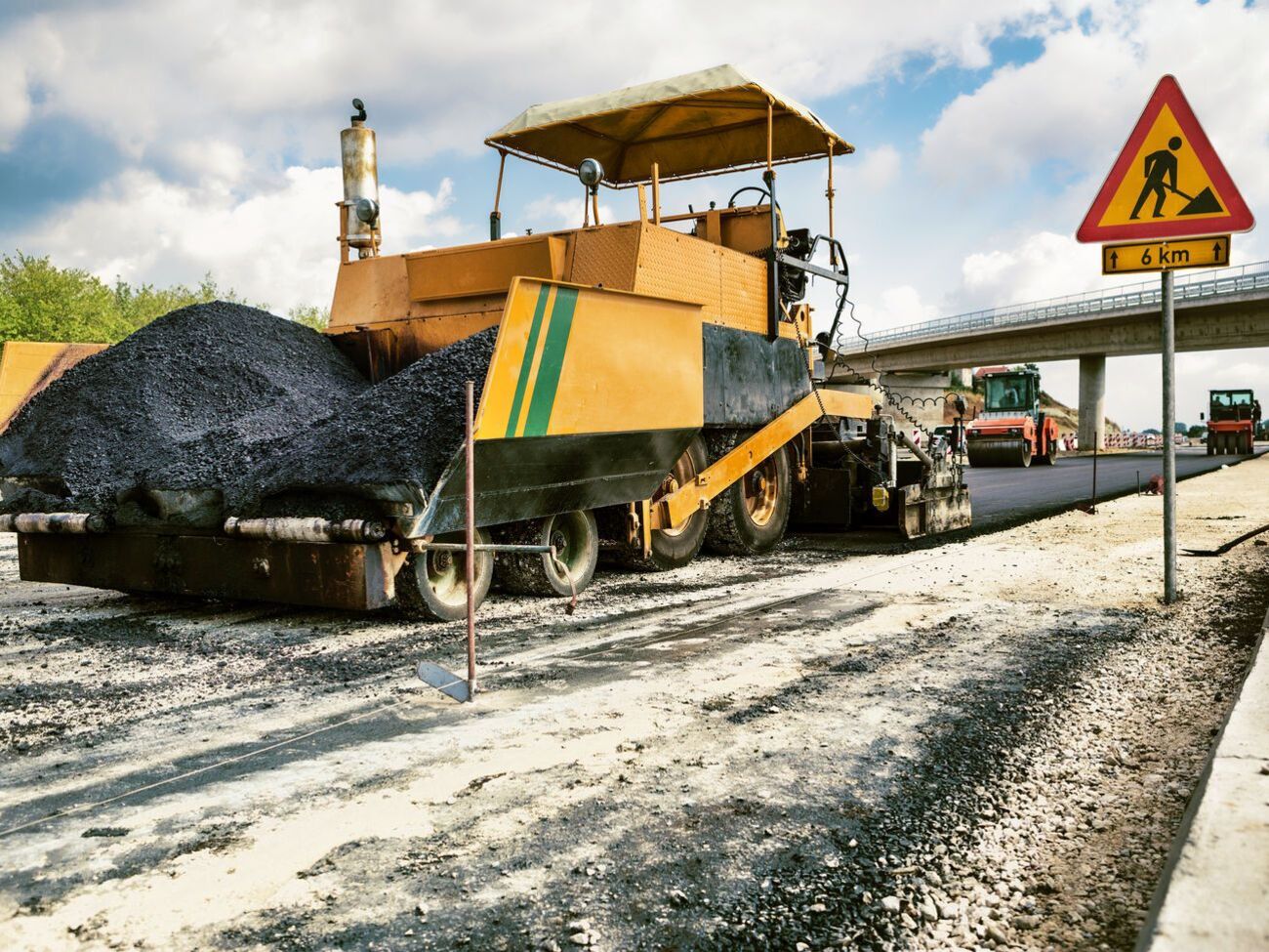 В отличие от битума, который покупается за бюджетные деньги, подорожавшие дизтопливо и сжиженный газ каждый потребитель оплатит сам,&nbsp;отметил эксперт