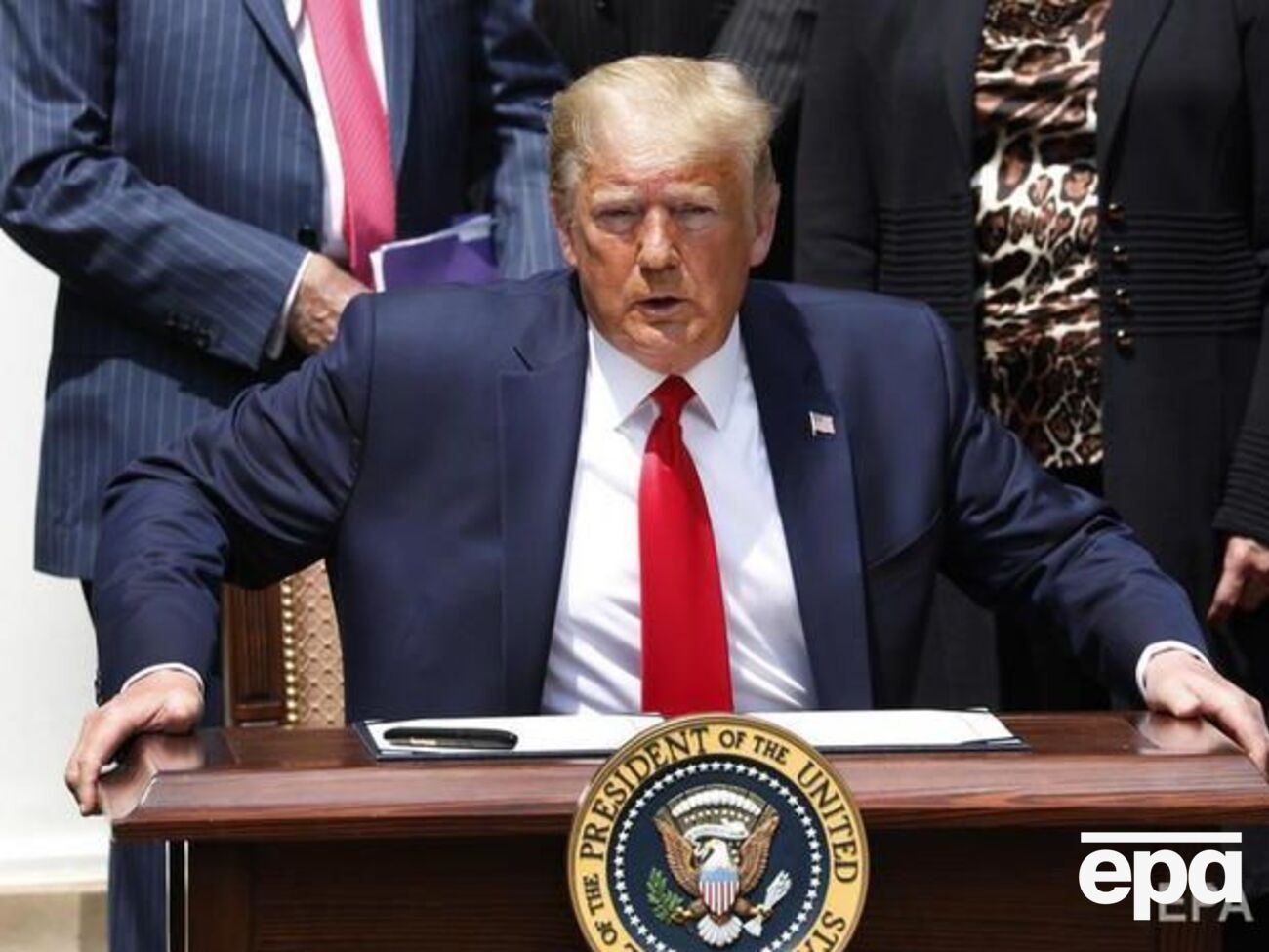 Трамп заявил, что указ запрещает применение удушающего приема, от которого погиб Флойд