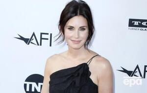 Кокс народилася 1964 року