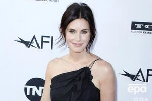 Кокс родилась в 1964 году