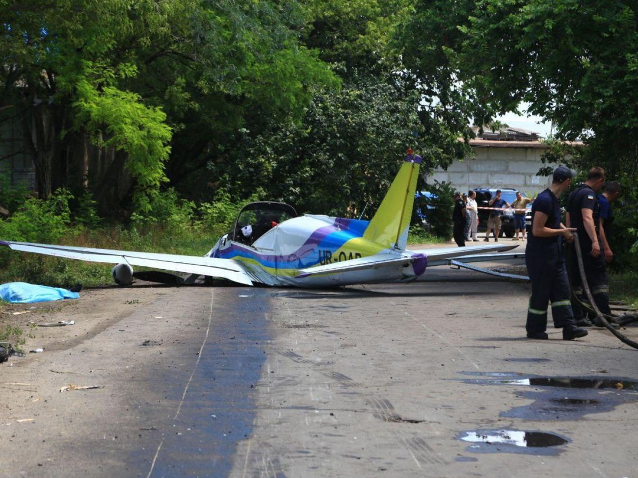 В Одессе разбился легкомоторный самолет, погиб известный летчик-испытатель. Фоторепортаж