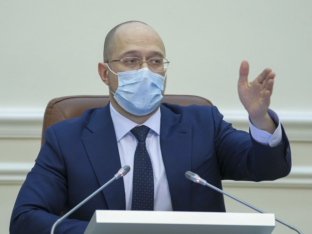 Шмигаль закликав збільшити кількість громадського транспорту на маршрутах, щоб не допускати скупчення людей