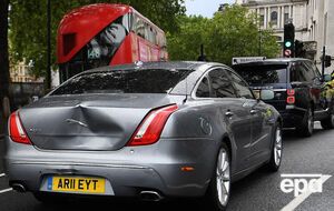 На Jaguar Джонсона образовалась большая вмятина