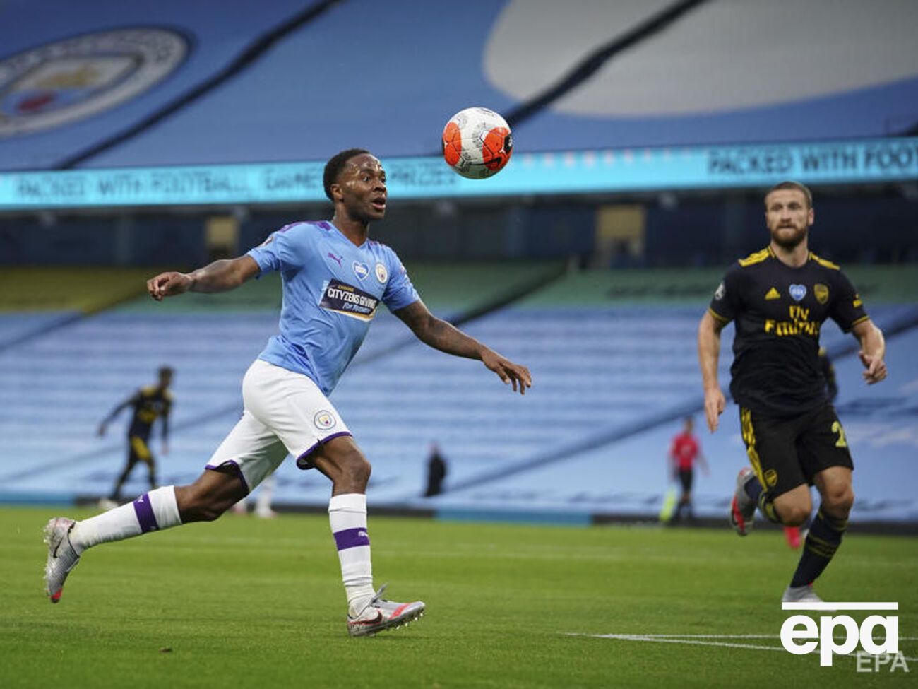 Стерлинг (слева) провел первый мяч после рестарта Премьер-лиги