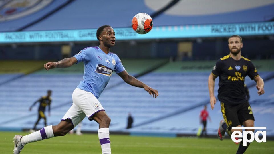 Стерлинг (слева) провел первый мяч после рестарта Премьер-лиги