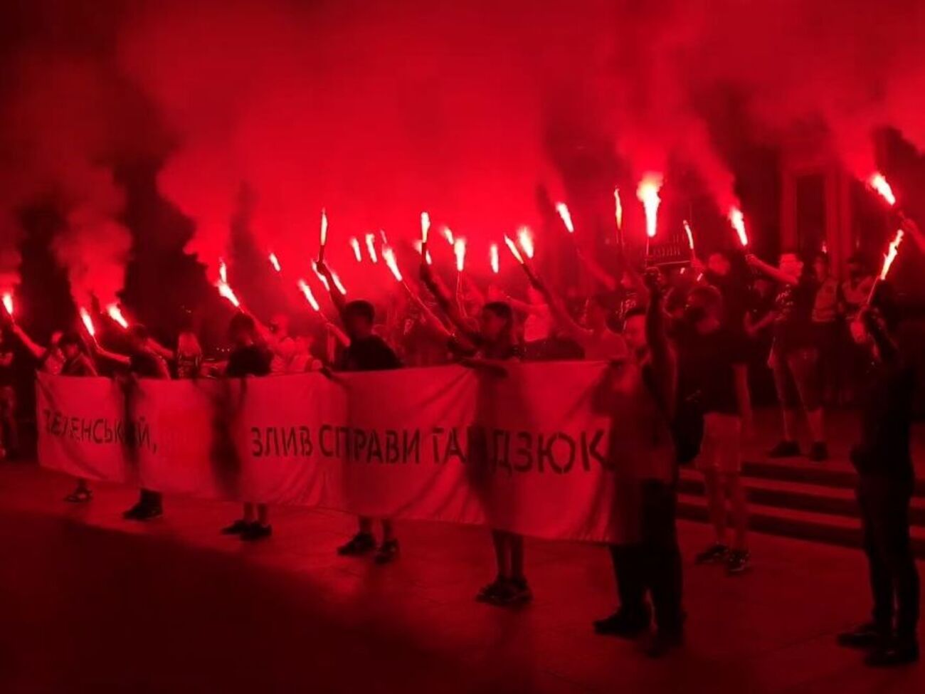 Акция прошла вечером 17 июня под Офисом президента