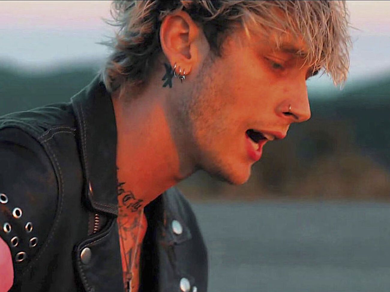 Бейкер в ролике исполняет трек под гитару